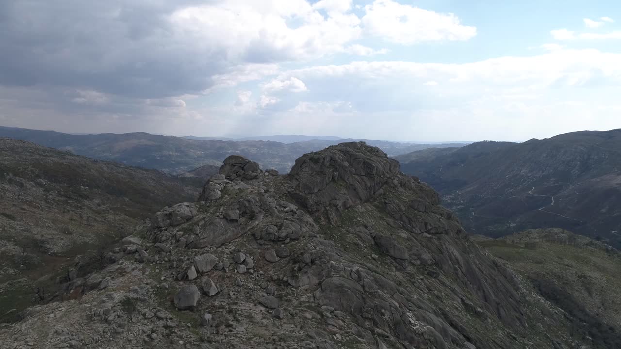 aviones no tripulados vuelan sobre las montañas del desierto