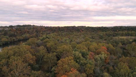 Phoenixville-Schuylkill-River-4k-Drone-En-Hora-Dorada-Durante-El-Otoño-Otoño