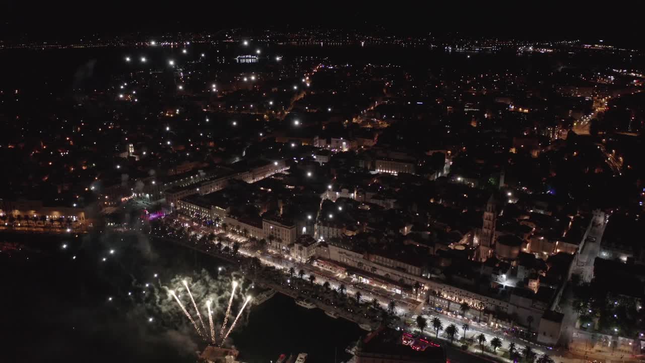 hermosa toma de drones. ciudad y atractivos fuegos artificiales