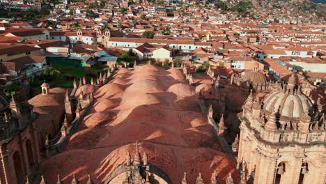 Disfrute-De-Una-Impresionante-Vista-Aérea-Capturada-Desde-La-Plaza-De-La-Iglesia-Principal-De-Cusco,-Que-Muestra-Las-Montañas,-Las-Nubes-Y-Los-Detalles-Pintorescos-De-La-Ciudad.