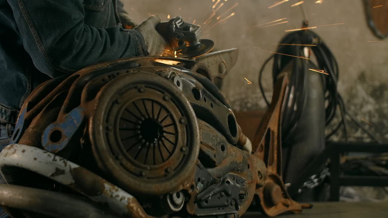 금속 스팀 크 물고기 조각, 전기 밀러, 스로우 모션, 금속 작업, 4k 60p