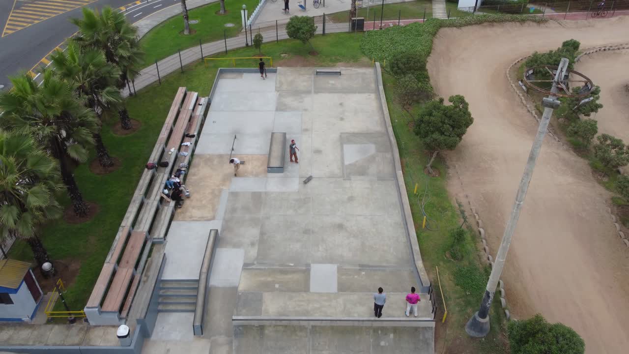 Video de dron de un skatepark pequeño