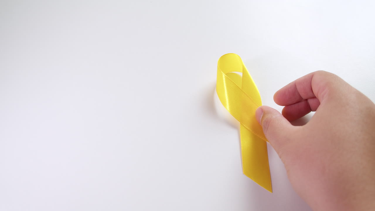 Fitas amarelas significam principalmente prevenção do suicídio e conscientização sobre doenças hepáticas e câncer, especialmente em crianças.