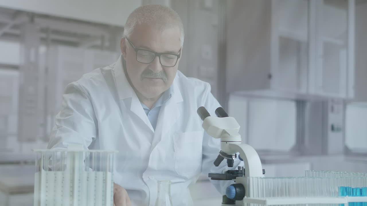 laboratorio de microbiología: científico trabaja con varias bacterias. concepto de investigación farmacéutica para antibióticos curando enfermedades con medicamentos que mejoran el adn. un hombre médico con un microscopio. imágenes de alta calidad 4k