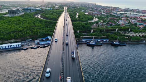 carretilla aérea por encima de los coches que cruzan el puente de la reina juliana en willemstad curacao