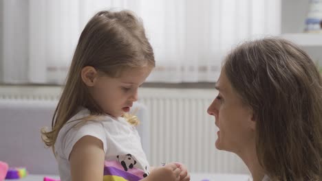 La-Madre-Regaña-A-Su-Pequeña-Hija,-Se-Enoja.