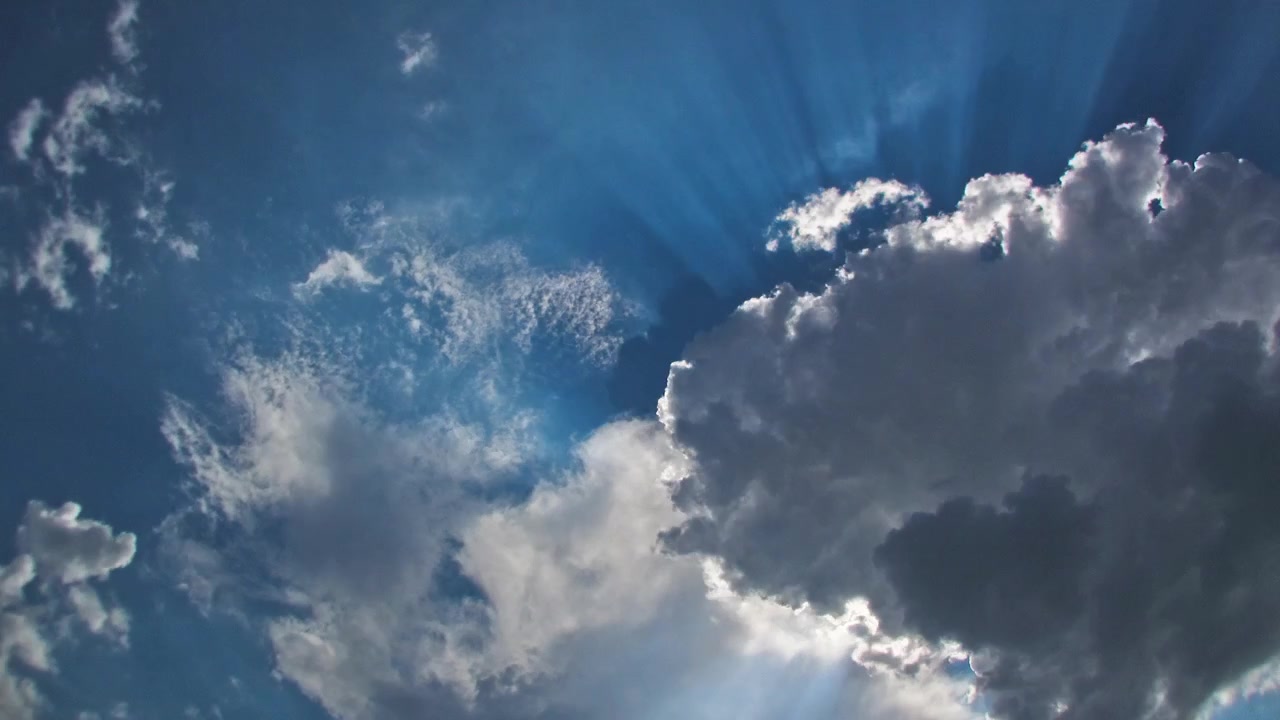 Bellissimo cielo blu con raggi di sole e nuvole timelapse. Raggi di sole