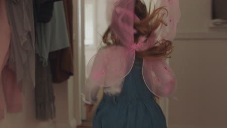 hermosa niña corriendo por la casa con lindas alas de mariposa saltando en la cama jugando a un juego de simulación disfrutando de la imaginación infantil en casa imágenes de 4k