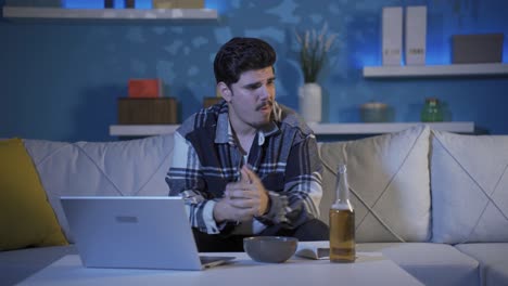 un joven deprimido y triste bebiendo alcohol.