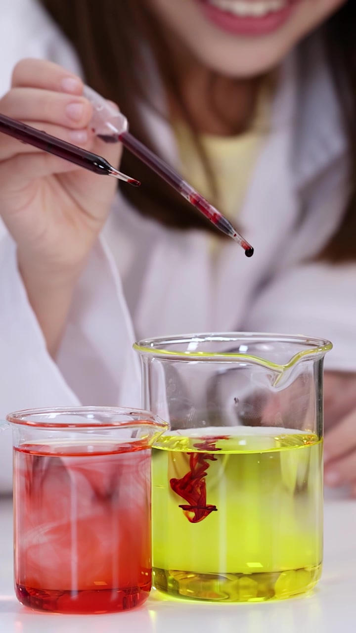 Scienziato che versa liquido rosso in una soluzione gialla in laboratorio