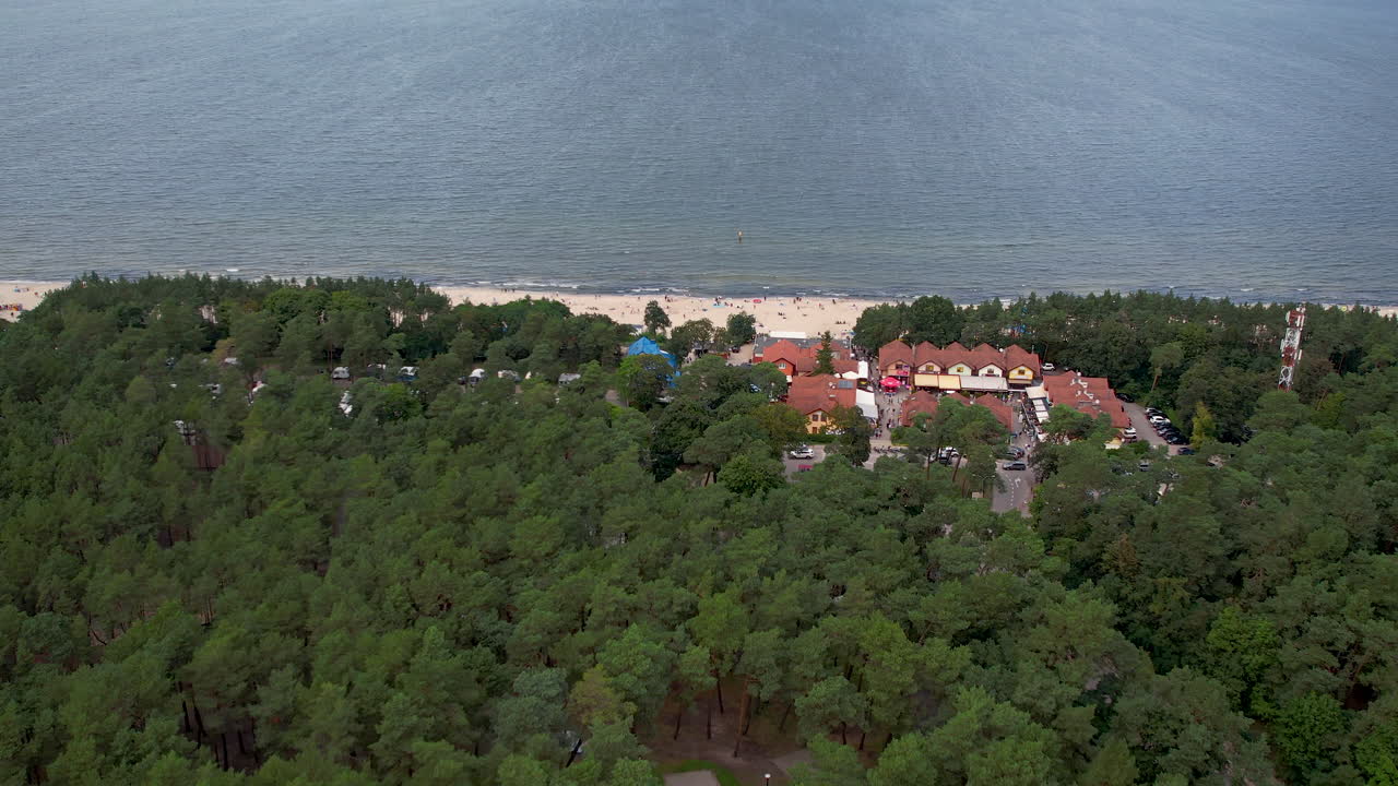 4k aérea de la playa en stegna, polonia