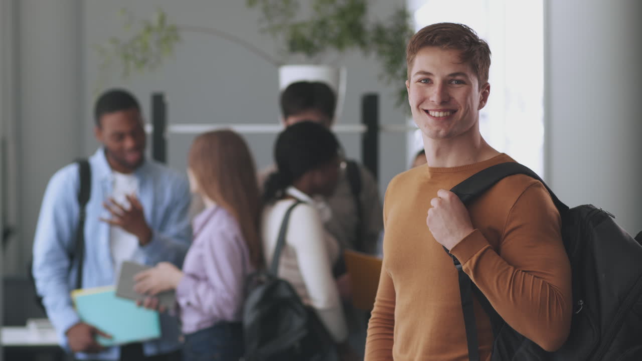 estudiante feliz con sus amigos