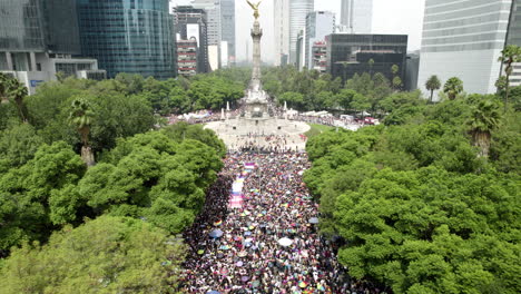 toma aerea en alzado del desfile del orgullo en el paseo de la reforma en la ciudad de mexico