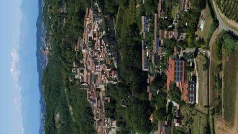 formato vertical de rosignano monferrato encantadora ciudad antigua en la región de piamonte del norte de italia
