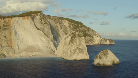 Toma-Aérea-De-Drones-De-Los-Altos-Acantilados-De-Kerri-En-La-Isla-De-Zakynthos,-Grecia-En-4k