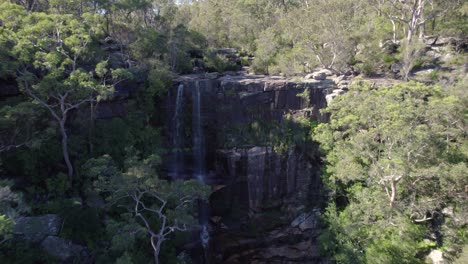 Sobrevuelo-Aéreo-De-Una-Cascada-Y-Un-Arroyo-En-El-Norte-De-Sydney