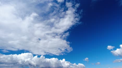 Time-lapse-of-large-clouds-moving-in-the-sky