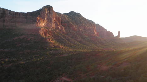 Antenne:-Felsgebirgstal-Mit-Wald-Im-Sonnenlicht-Bei-Sedona,-Arizona---Vorwärts-Fliegende-Drohne