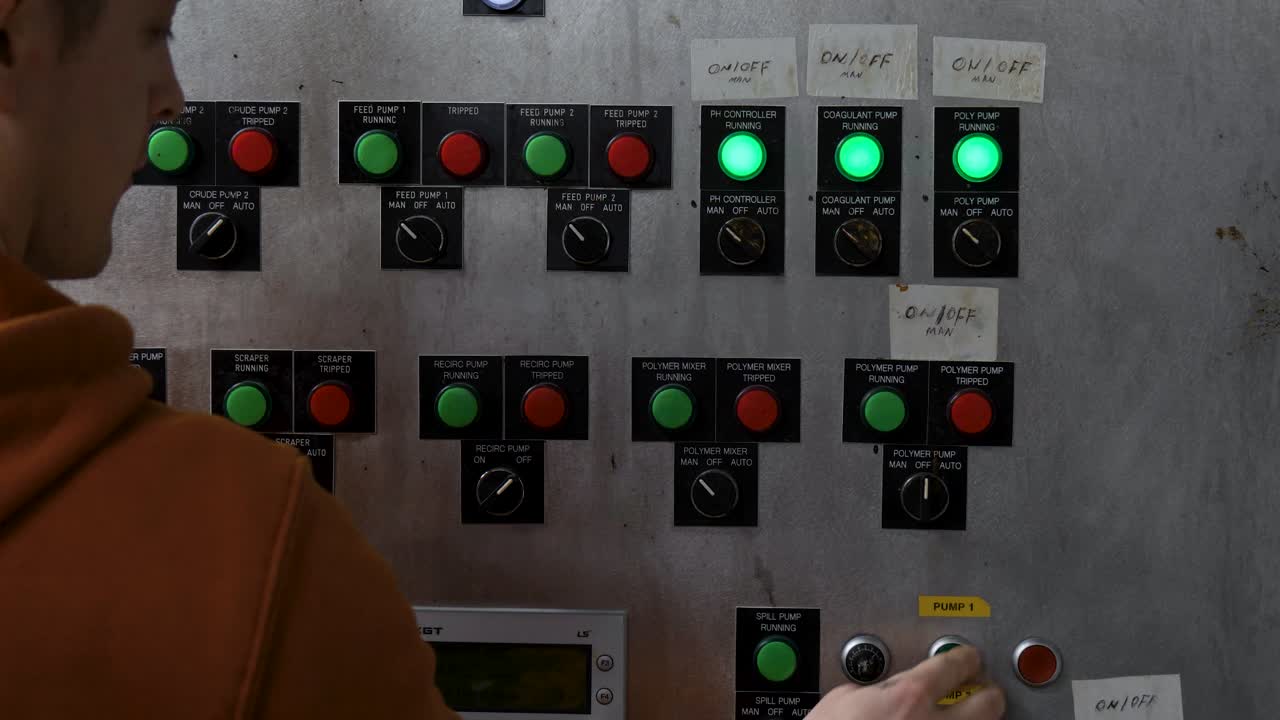 рабочий включает машины