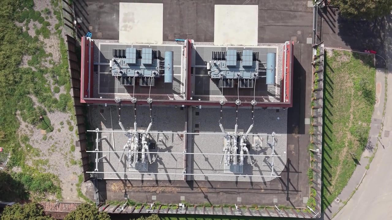 Hochspannungs-Umspannwerk mit Transformator und Schaltanlage, Luftaufnahme.