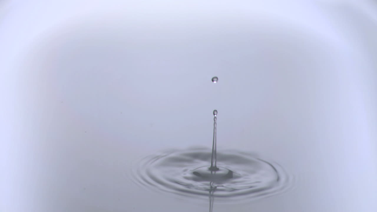 Капля воды падает в супер медленном движении.