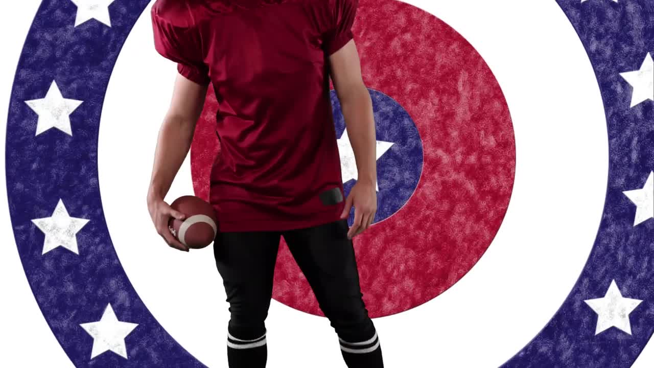 sección media de un jugador de rugby masculino sosteniendo una pelota contra las estrellas en círculos giratorios