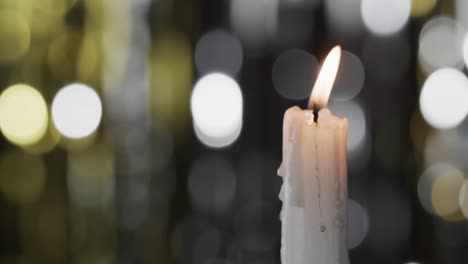video de una vela blanca con llama blanca y espacio de copia con bokeh en fondo negro