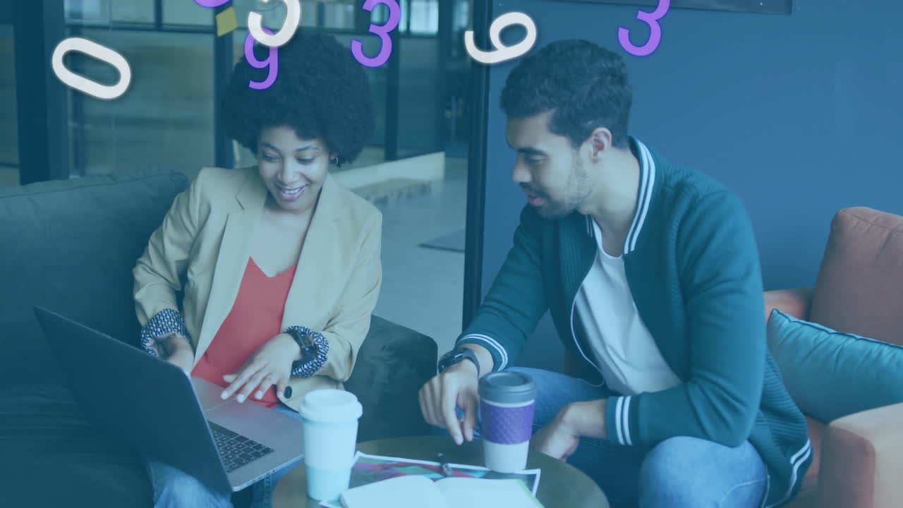 personas de negocios sonrientes trabajando en una computadora portátil con números flotantes animación sobre ellos