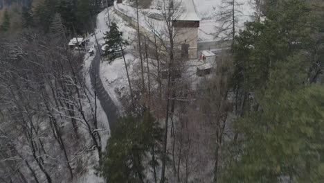 Luftaufnahme-Der-Zitadelle-Von-Rasnov-In-Rumänien-Und-Der-Umliegenden-Landschaft-Am-Ende-Der-Straße