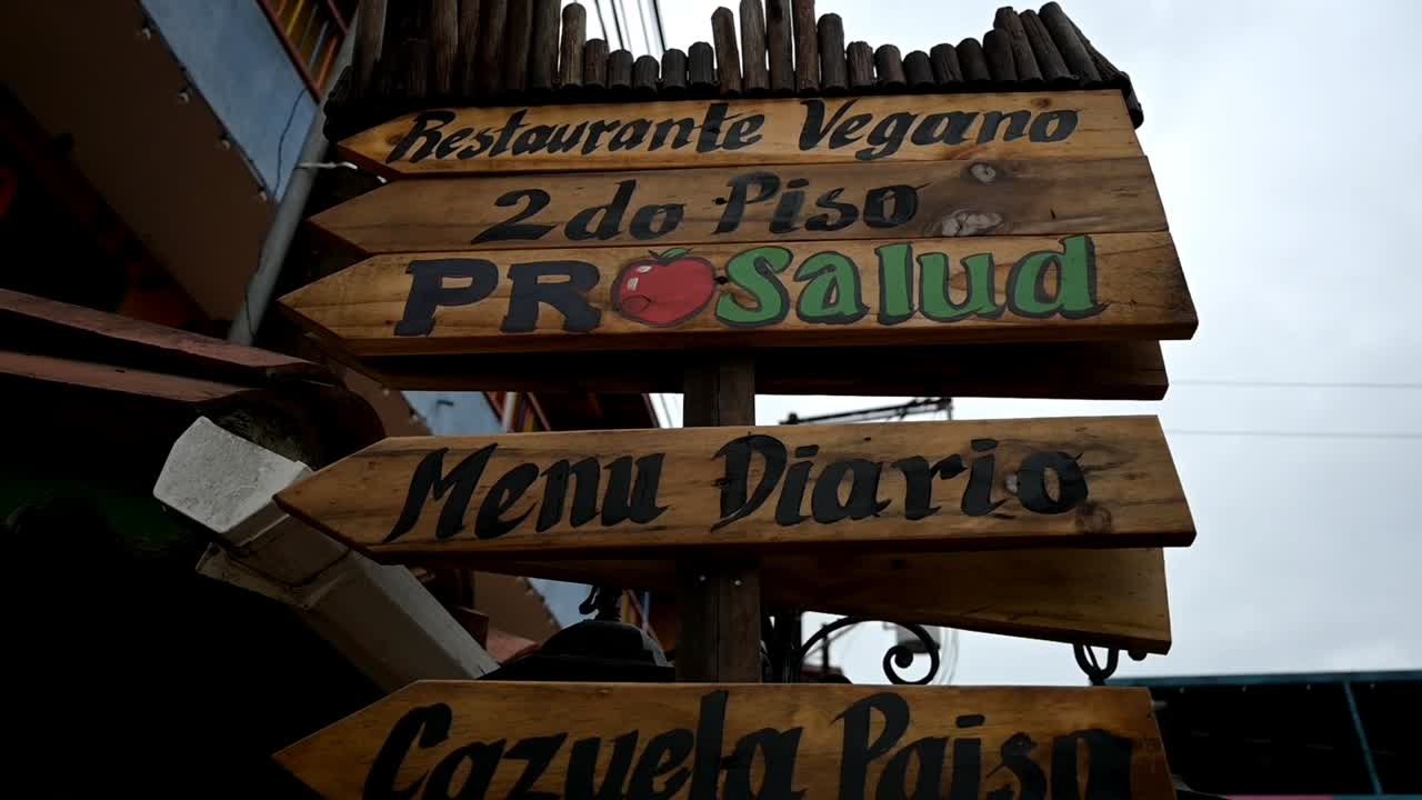 거리에서 콜롬비아 음식을 알리는 표지판