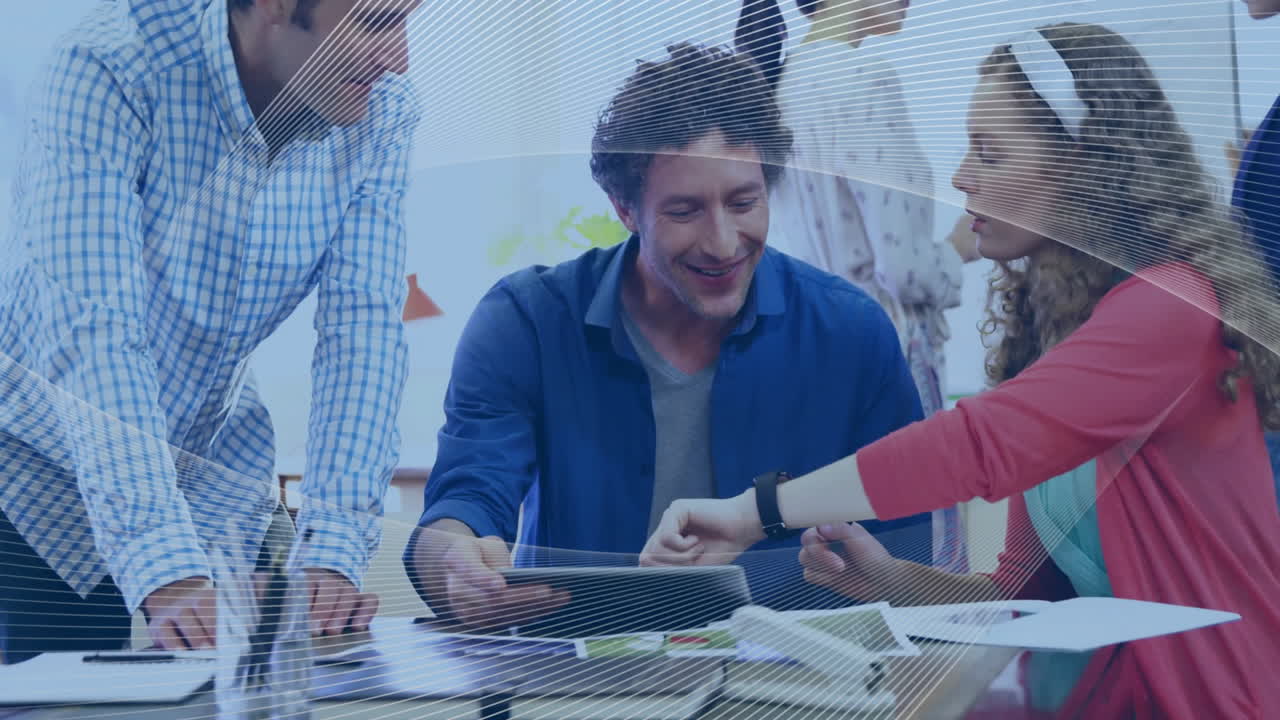 discusión de conexiones de red digital animación, colegas en la reunión de negocios