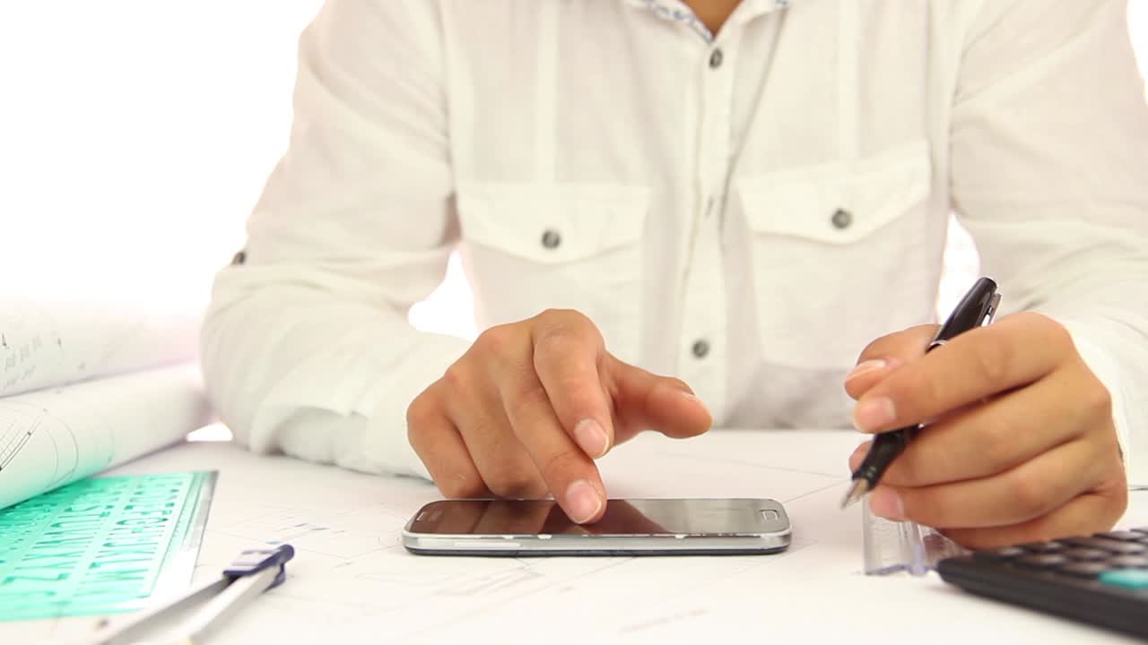adolescente enviando mensajes de texto en el teléfono inteligente