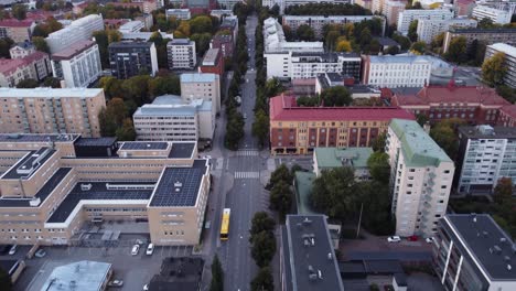 Tagsüber-Eine-Mittelgroße-Europäische-Stadt.-Neigung-Enthüllen-Drohnenaufnahme