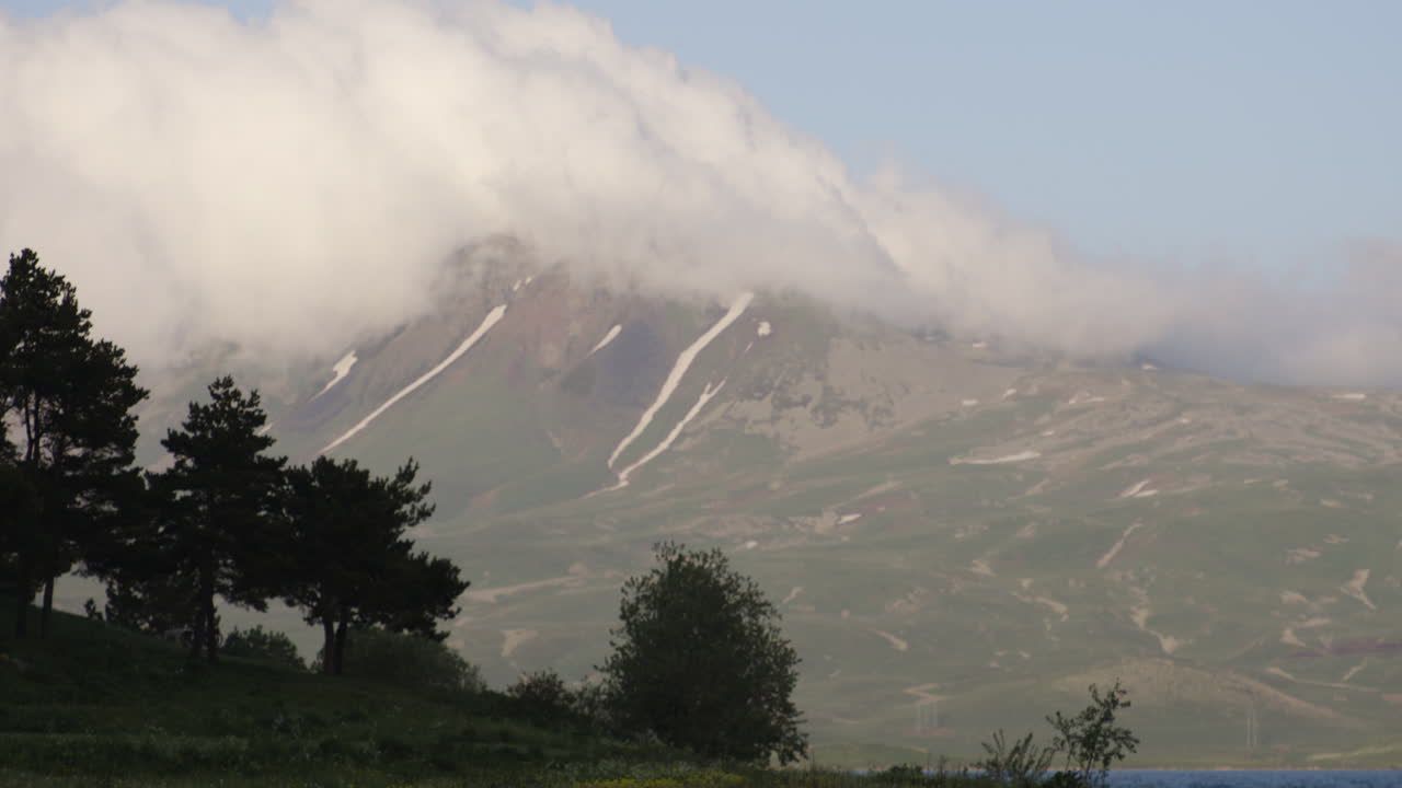 nubes sobre montañas en bakuriani georgia - amplia