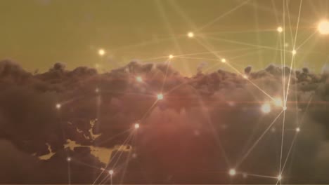 animación de una red brillante de conexiones contra nubes oscuras en el cielo.