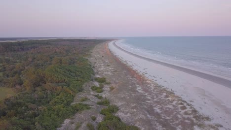 海浪 沿著一個孤立的島<unk>