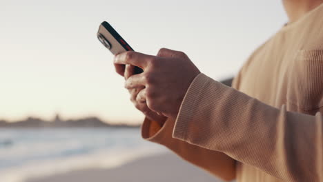 Strand,-Telefon-Und-Nahaufnahme-Von-Händen,-Die-Einen-Text-Eingeben