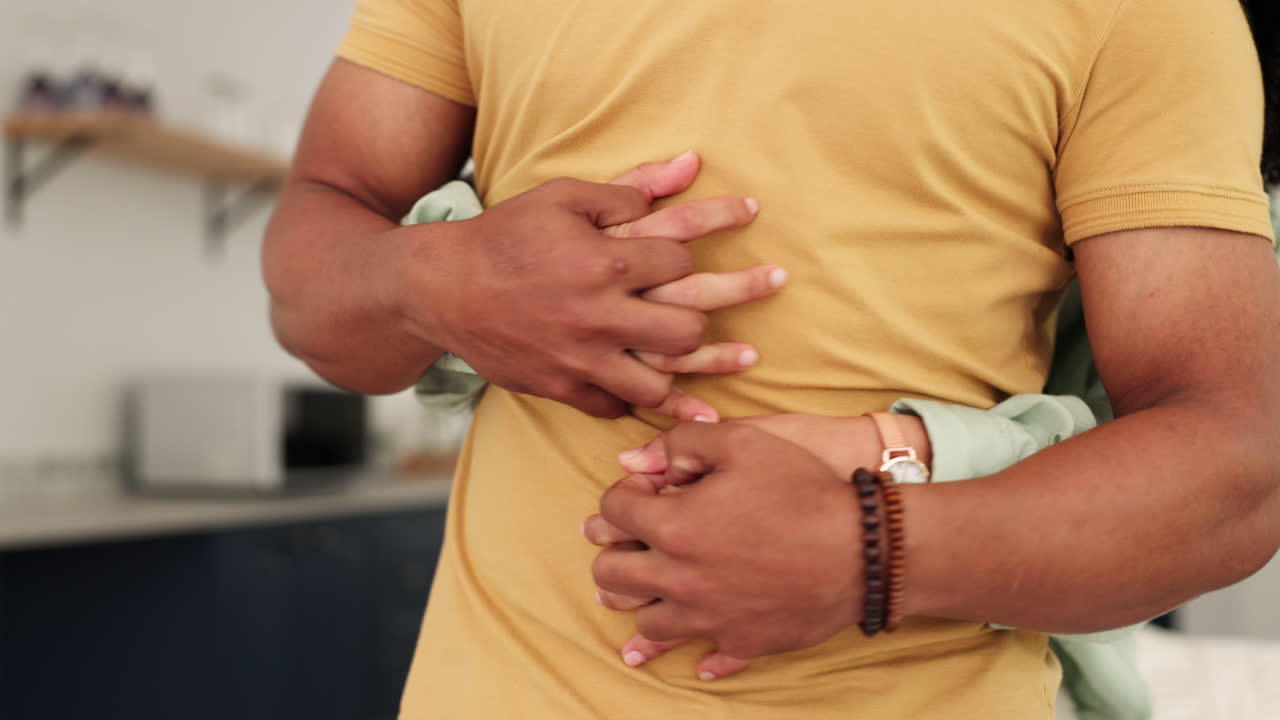 Una pareja feliz abrazándose.