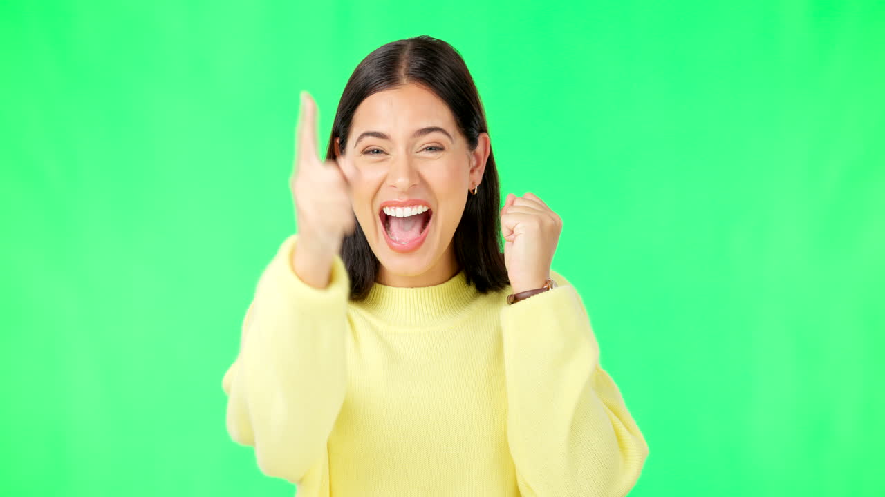 행복한 여성, 축하와 녹색을 가리키는