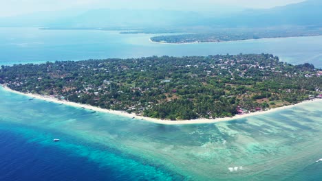 Wunderschönes-Kristallklares-Türkisfarbenes-Meerwasser,-Weißer-Sandstrand