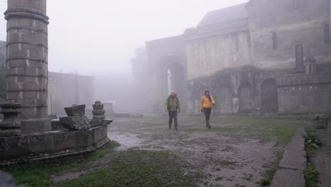 Pareja-Joven-Disfruta-De-La-Soledad-En-Un-Día-Húmedo-Y-Brumoso-En-El-Monasterio-De-Tatev,-Armenia