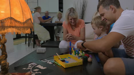 Familia-Y-Niño-Jugando-Con-Juguetes-De-Construcción