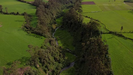 Antena-De-Paisaje-De-Campo-Verde-Siguiendo-El-Río-San-Pedro-Cerca-De-Machachi,-Ecuador