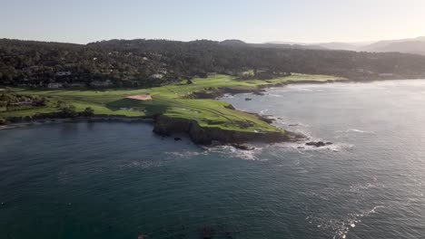 Vista-Aérea-Del-Campo-De-Golf-Pebble-Beach-Hole-7-Al-Amanecer-En-California,-Estados-Unidos