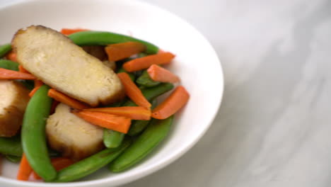 grilled chicken with green peas and carrot