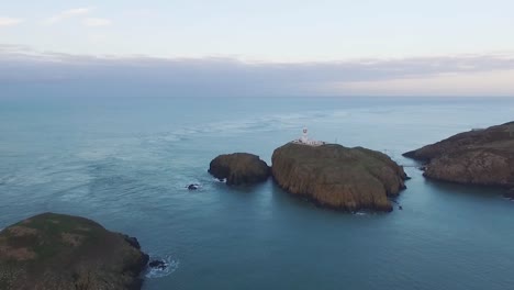 Vista-Aérea-Del-Faro-De-Strumble-Head-En-La-Noche