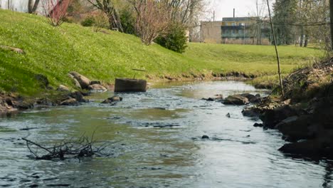 el río fluye a lo largo del campo