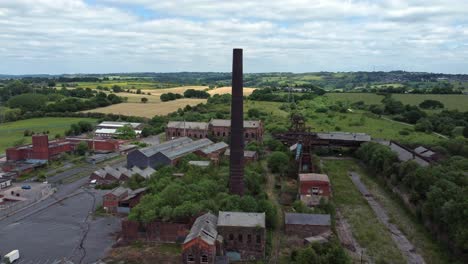 Abandonada-Antigua-Mina-De-Carbón-Cubierta-De-Maleza-Edificios-De-Museos-Industriales-Vista-Aérea-Empujar-En-órbita-Izquierda