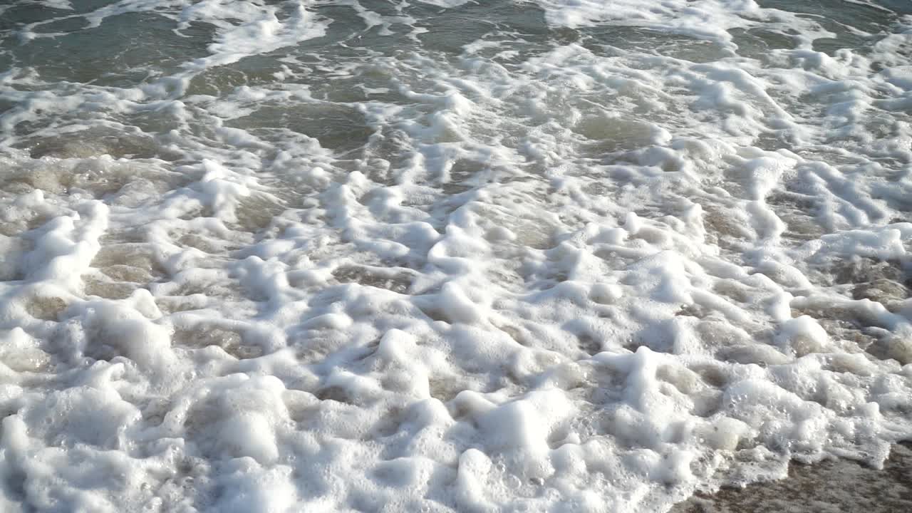 Onda del mare. Slow motion. Riprese sulla spiaggia