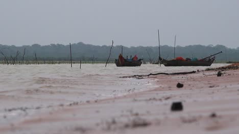 Dos-Barcos-A-La-Deriva-En-El-Agua-En-Un-Día-Gris